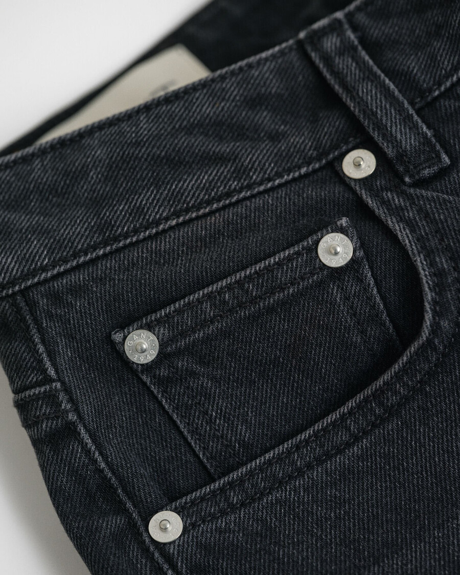 calça jeans cropped reta e elástica - preta com efeito desgastado
