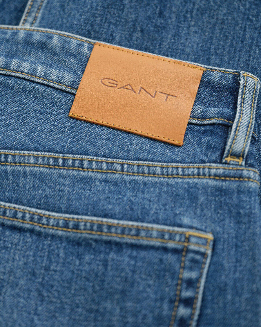 calça jeans cropped reta e elástica - azul médio desbotado