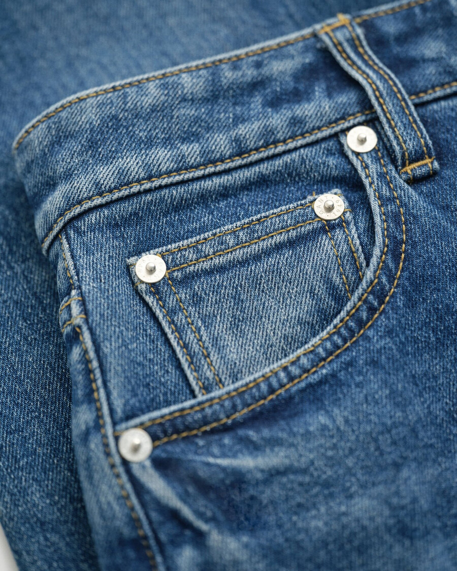 calça jeans cropped reta e elástica - azul médio desbotado