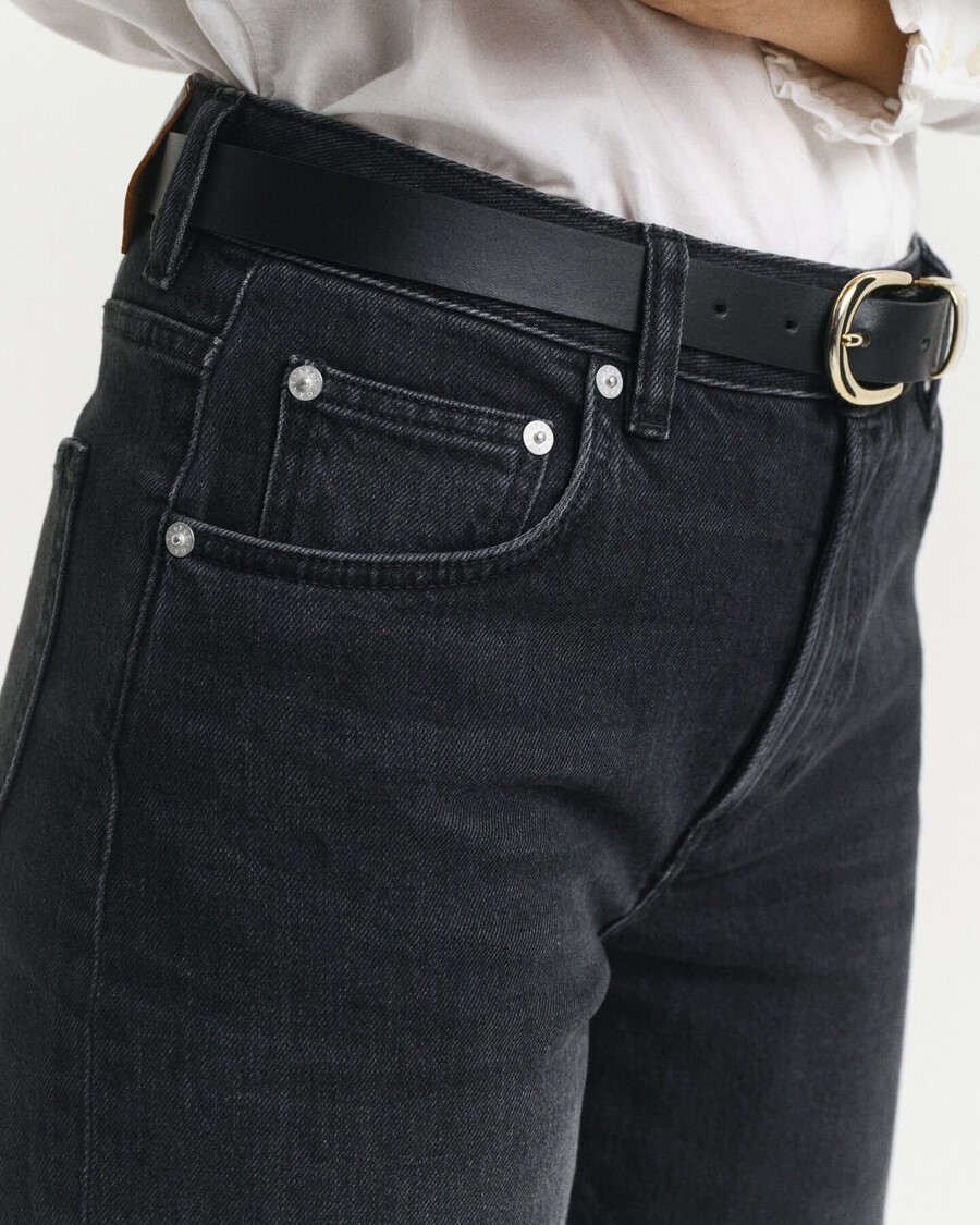 calça jeans reta com elastano - preta estilo destroyed