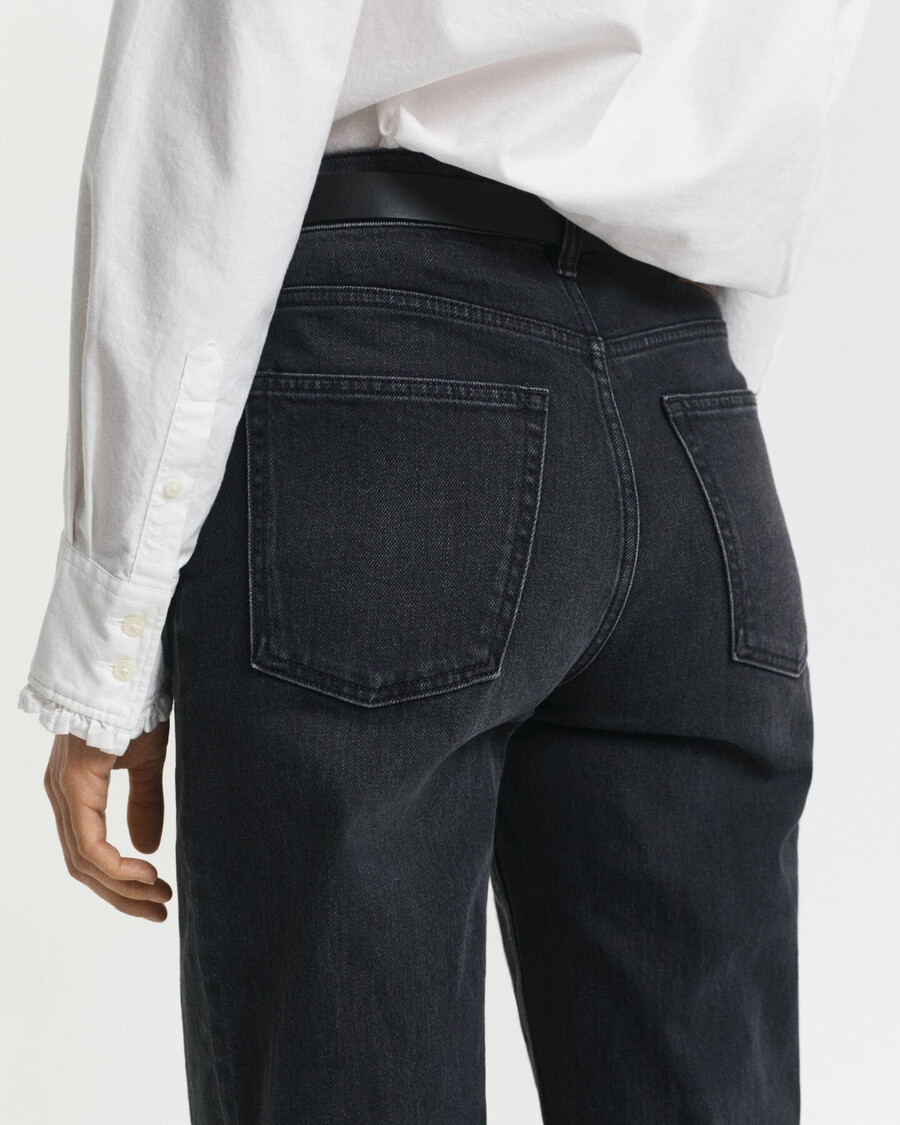 calça jeans reta com elastano - preta estilo destroyed