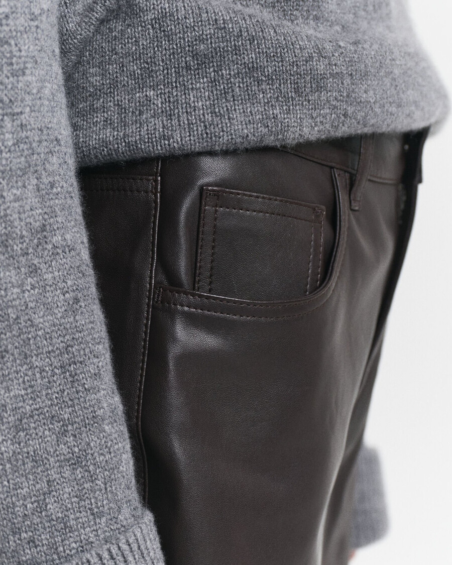 calça de couro com 5 bolsos - marrom escuro