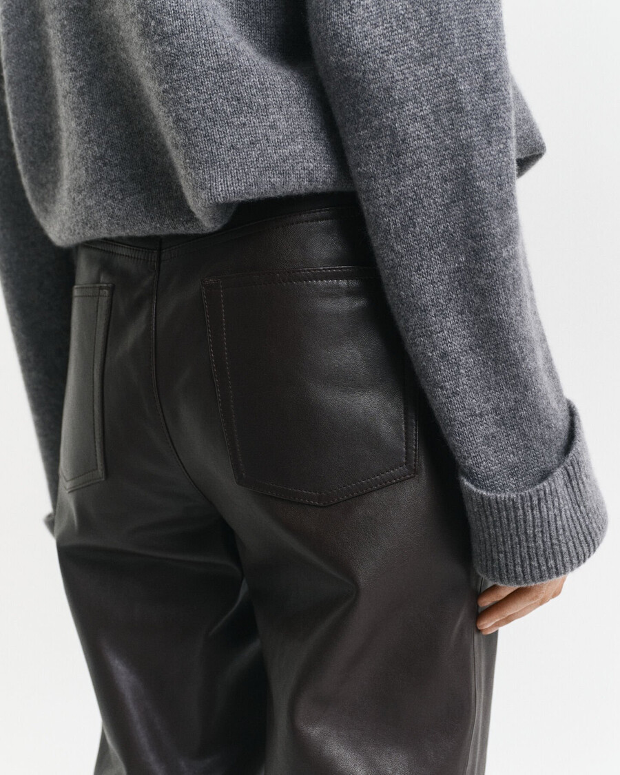 calça de couro com 5 bolsos - marrom escuro