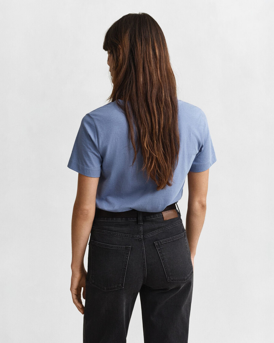 camiseta shield com decote em v - jeans desbotado