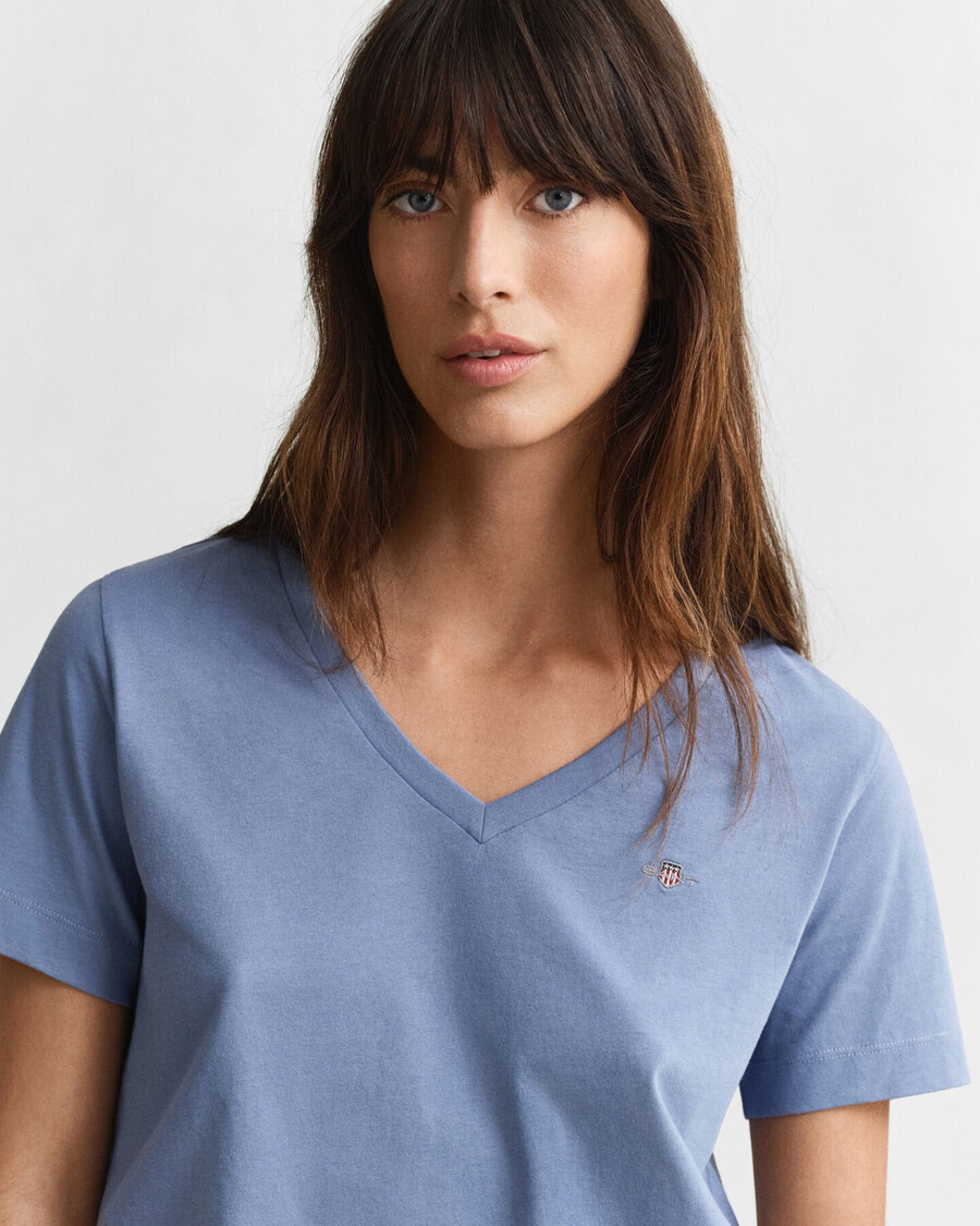 camiseta shield com decote em v - jeans desbotado