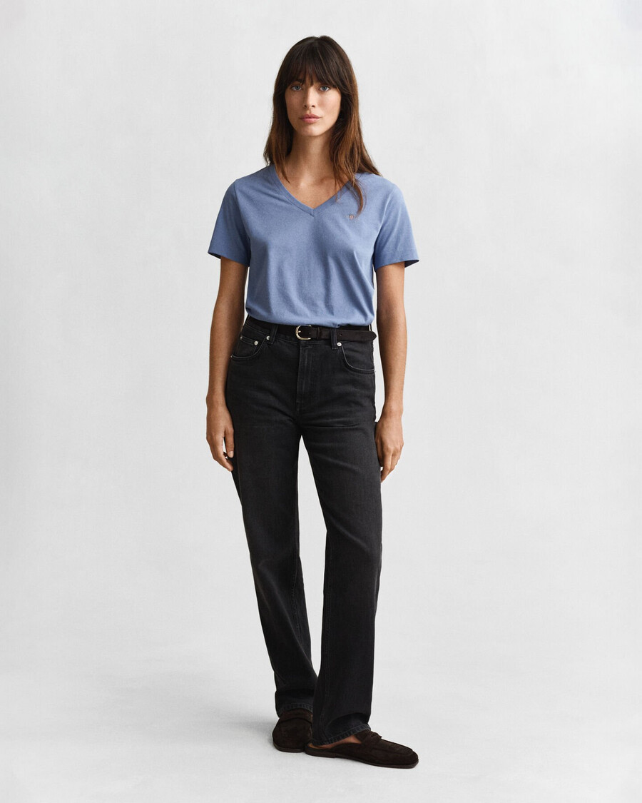 camiseta shield com decote em v - jeans desbotado