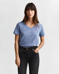 camiseta shield com decote em v - jeans desbotado