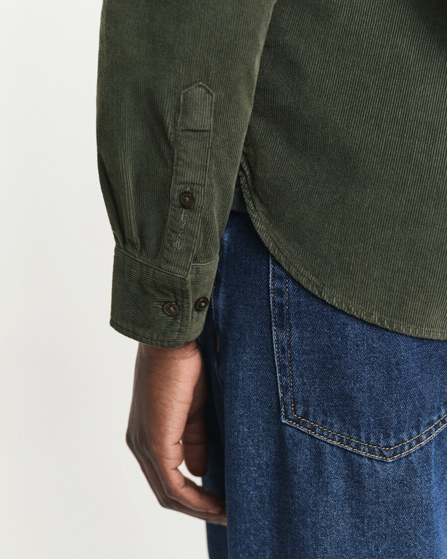 camisa de veludo cotelê de corte regular - verde musgo escuro