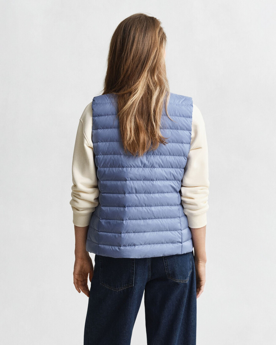 colete leve de plumas - jeans desbotado