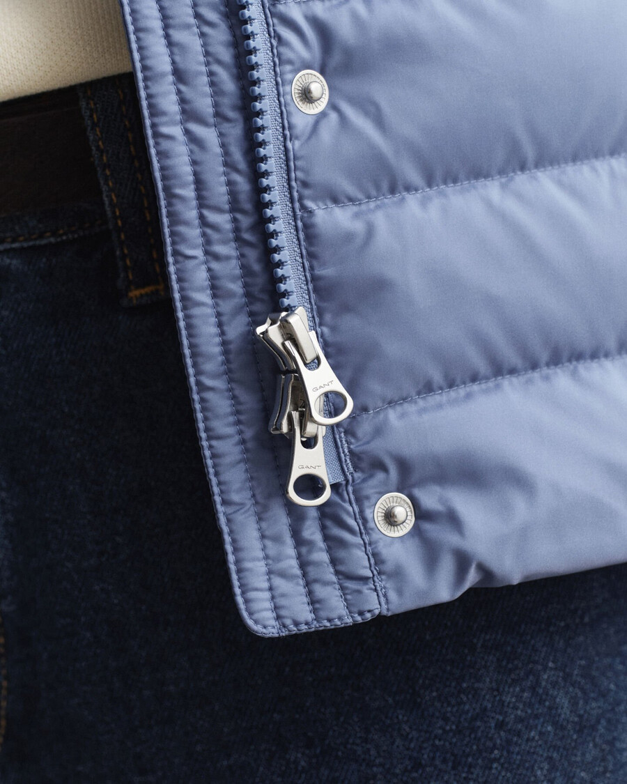 colete leve de plumas - jeans desbotado
