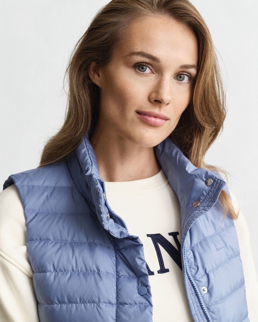 colete leve de plumas - jeans desbotado