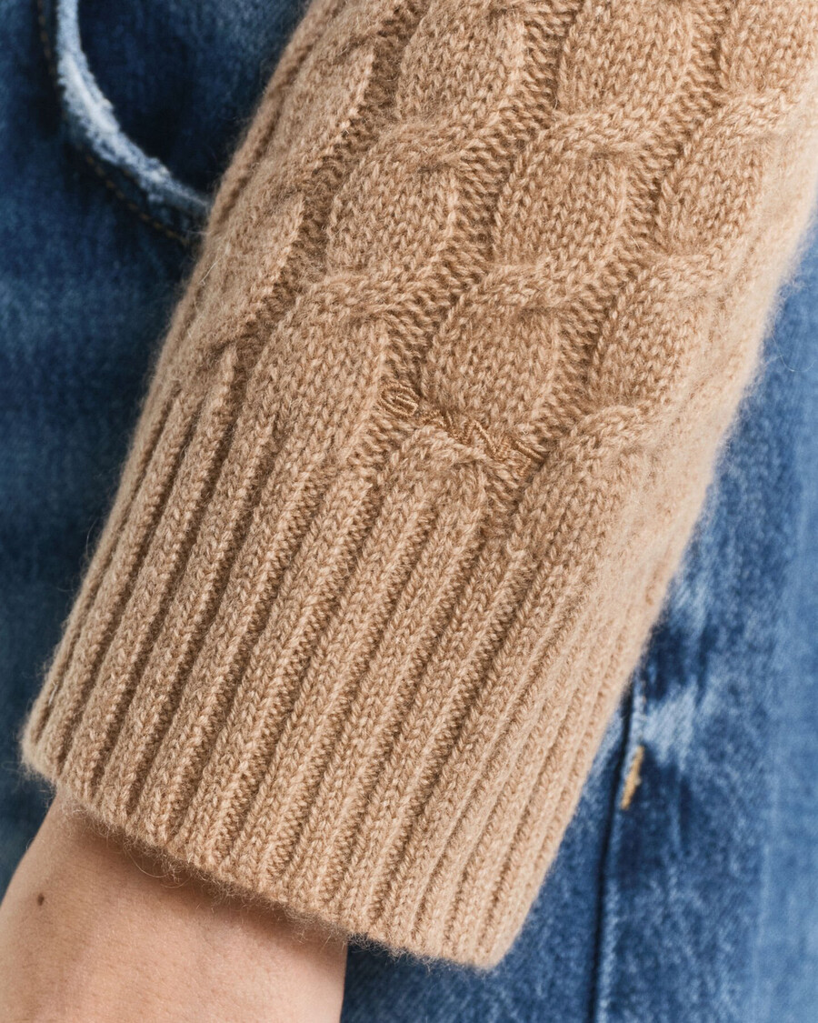 suéter de cashmere com gola redonda em tricô trançado - cáqui quente