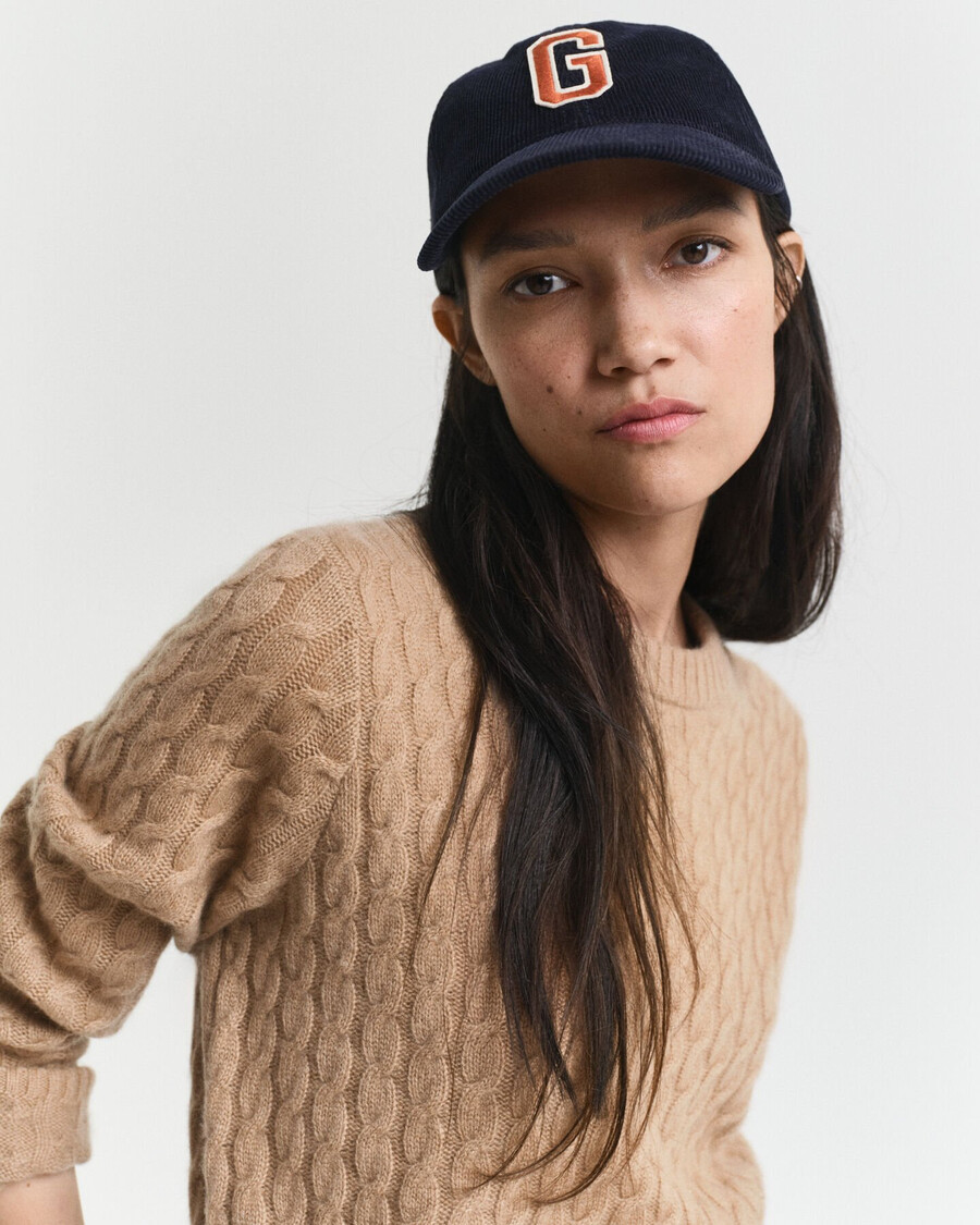 suéter de cashmere com gola redonda em tricô trançado - cáqui quente