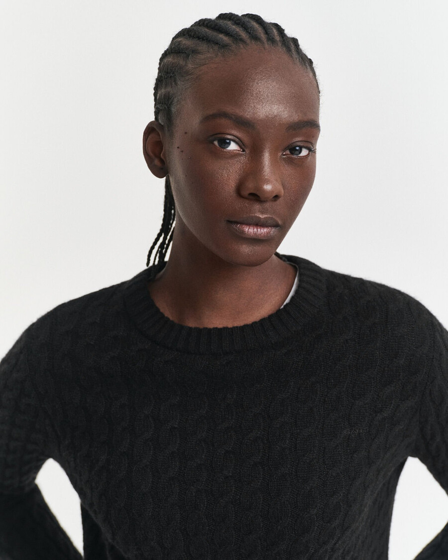 suéter de cashmere com gola redonda em tricô trançado - preto