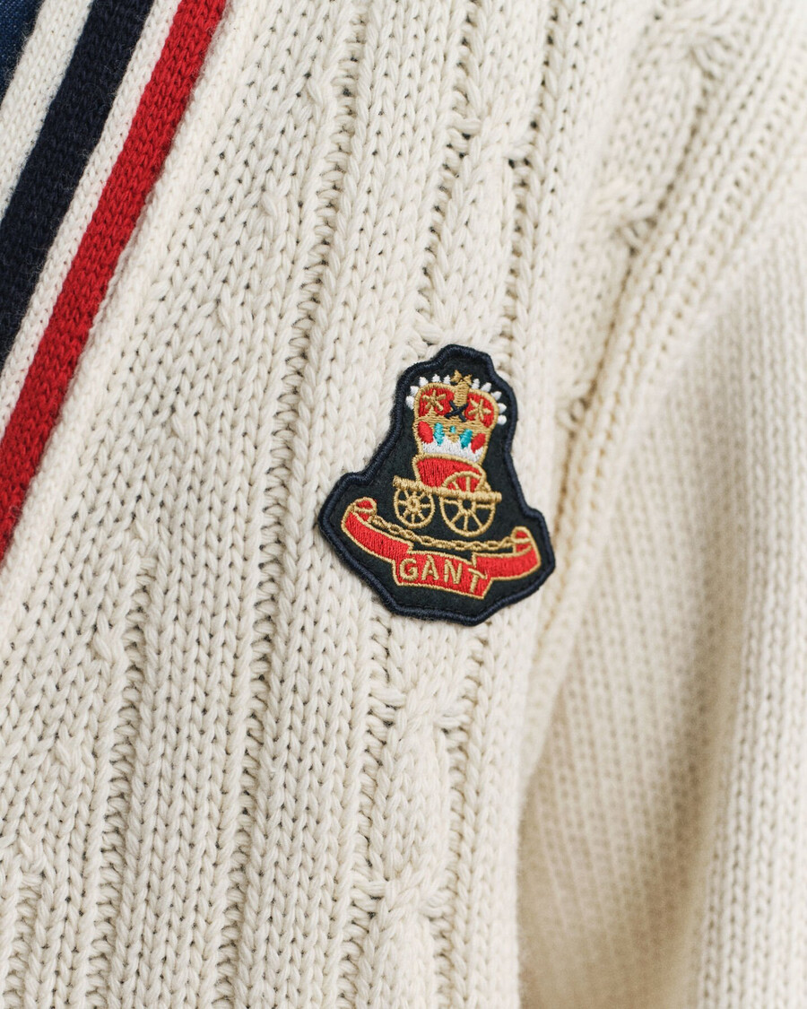 cardigã varsity de tricô com decote em v - creme