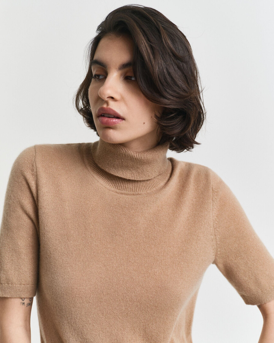 suéter de gola alta em cashmere de manga curta - cáqui quente