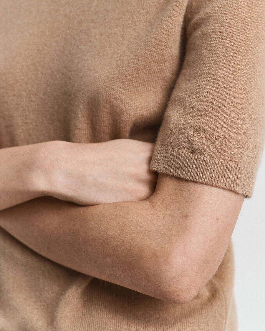suéter de gola alta em cashmere de manga curta - cáqui quente